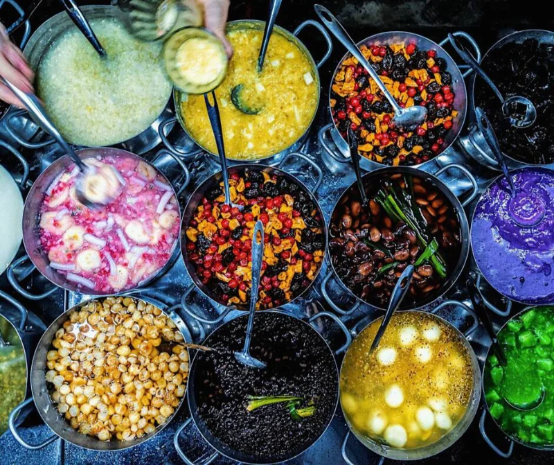 Hue by Night: Cyclo Foodie Adventure Che Hue - hue food tour